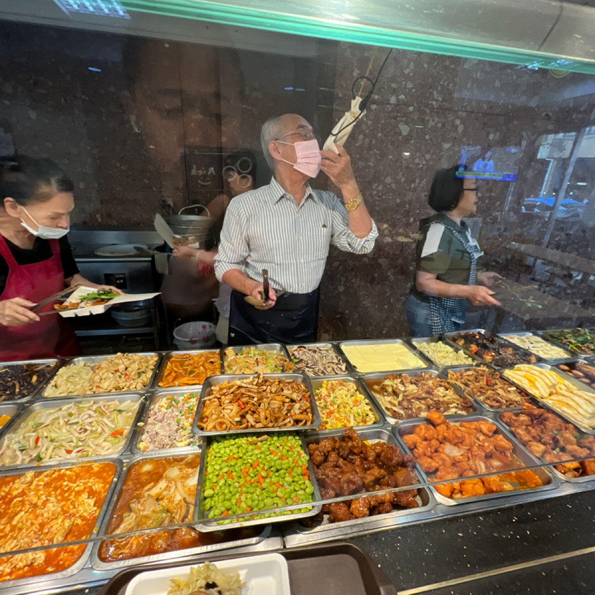飯點美饌自助餐 （原阿忠自助餐） の雰囲気の写真：麥克風通知廚房 by動吃動吃動吃 