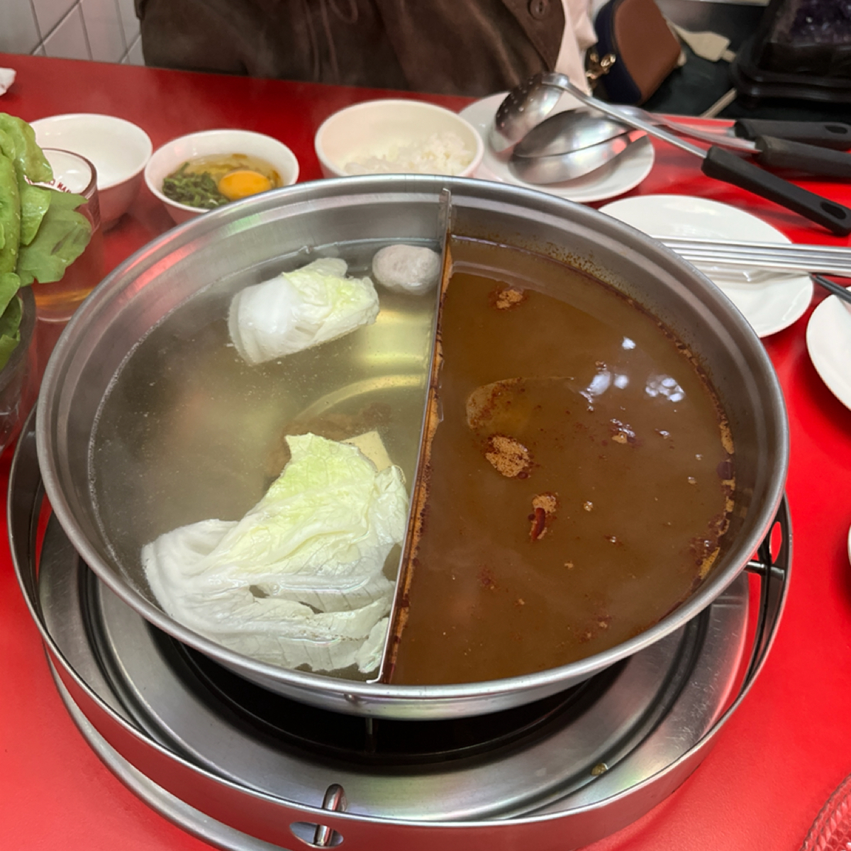 詹記麻辣火鍋 敦南店 的餐點圖片：鴛鴦鍋，麻辣很讚，另一半就蠻普。不過我是來吃麻辣鍋的，不扣分 由阿官 拍攝