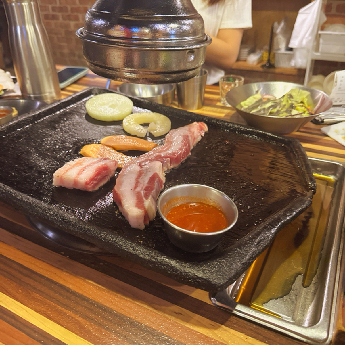 Meal image of 咚咚家韓式豬肉: 這個神秘醬非常好吃，可以放在鐵板上熱！ shot by 飲料王