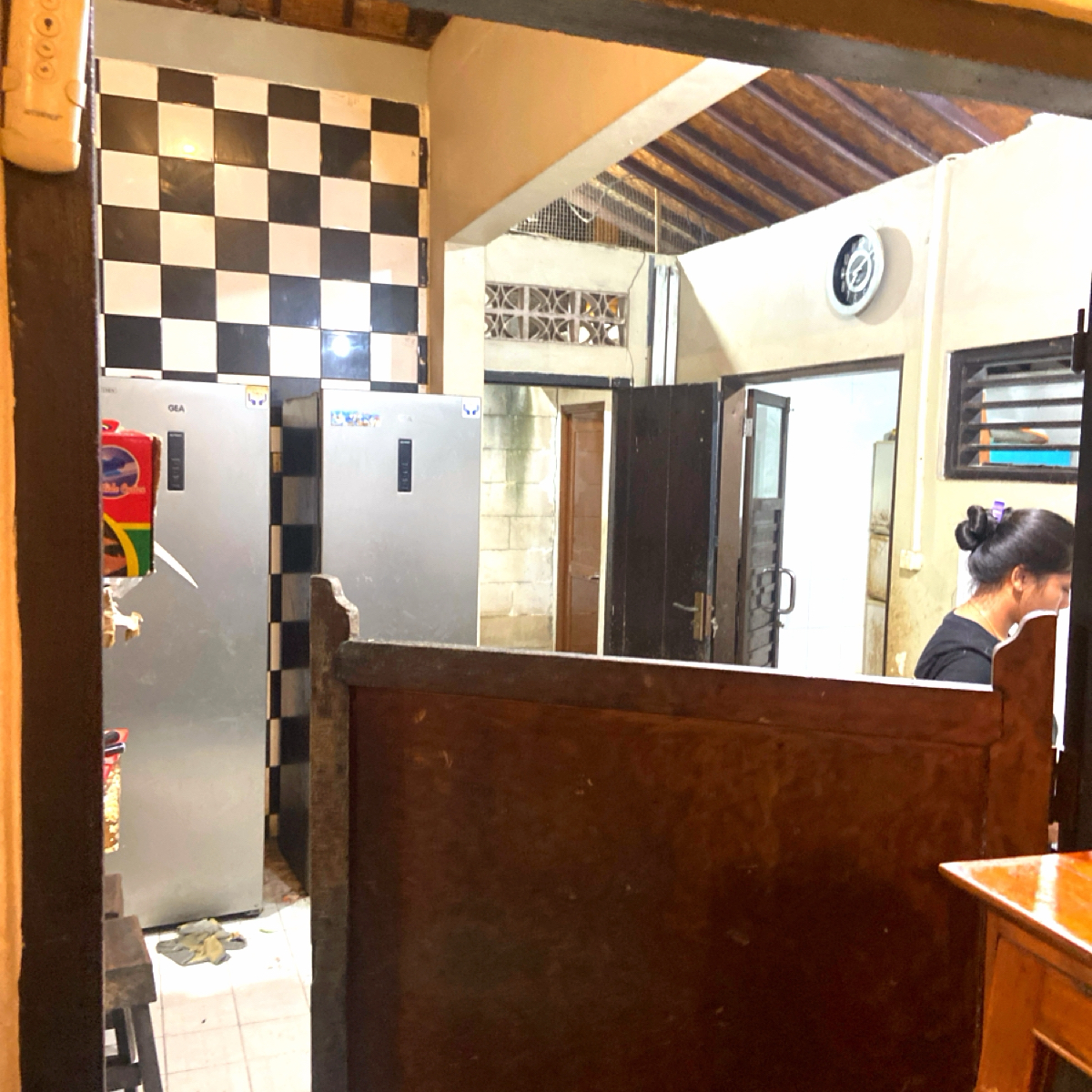 Vibe image of Shinta Warung: 店內廚房ㄧ隅。 shot by 每個人都在找他的貓