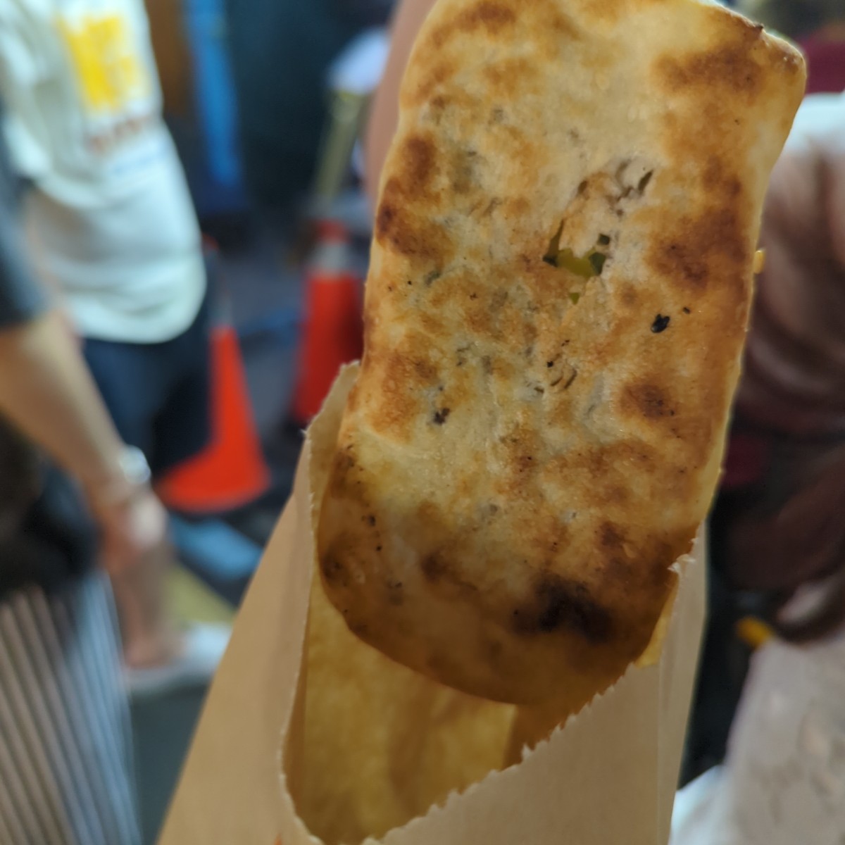 Meal image of 無名推車燒餅: 🫓長燒餅 $15
可以看到餅上有些微青蔥，麵香味很夠且帶有微微的蔥花味，餅的部分算是挺有層次的。 shot by 美食玩很大