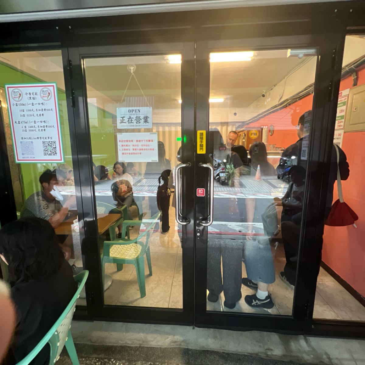 阿洋義式冰淇淋 GELATO ARJAN 的外觀氛圍圖片：排隊 由動吃動吃動吃 拍攝