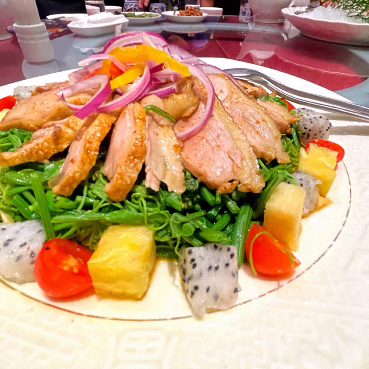 老新台菜 十全店 的餐點圖片：第三道➰鴨腿蔬果沙拉
有別於普通使用生菜的沙拉
這款是採用龍鬚菜搭配水果
上方的鴨腿感覺有燻烤過
搭 由Shiny 拍攝