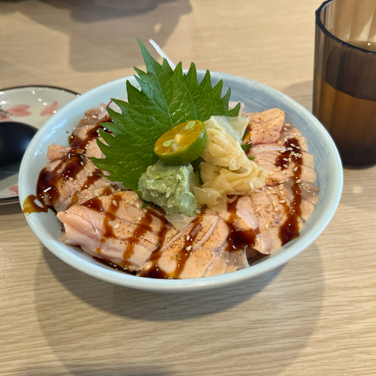 傳鮨日本料理 のレストランの写真：我點的炙燒鮭魚丼 $250 ，味道不錯 by阿官 