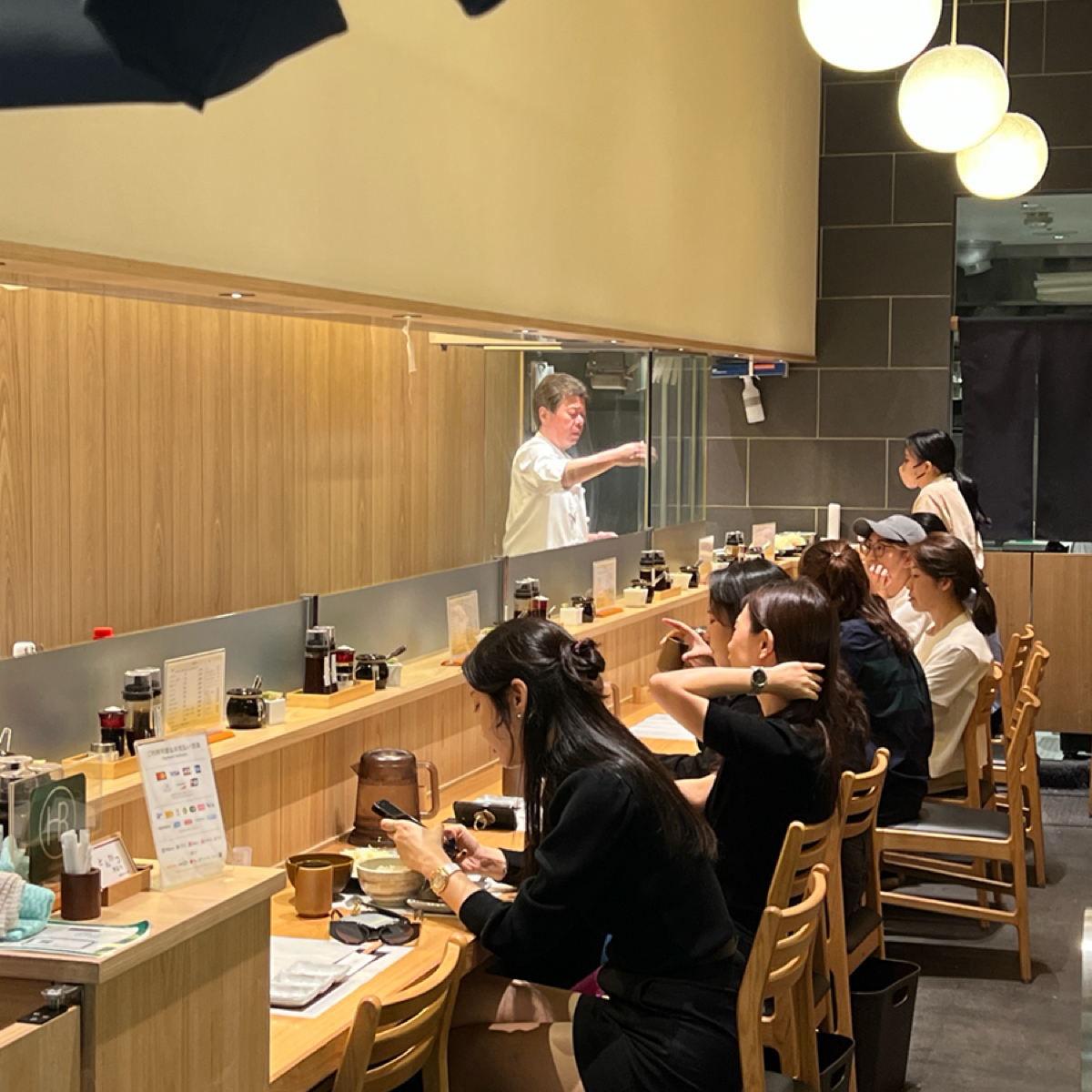とんかつ河むら 麻布台ヒルズ店 の雰囲気の写真：店內環境 有吧台也有一般座位 by七咪 