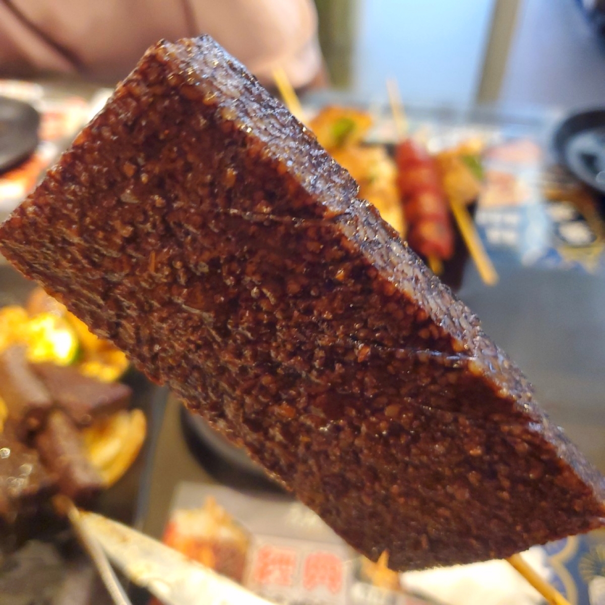 Meal image of 夜燒碳烤居酒屋 建行店: 🔸️ 米血 $30
口感軟綿鹹香，整隻塗滿店家特調醬汁
鹹香夠味！整體吃起來不會有異味與腥味
吃到 shot by 吃貨胖胖