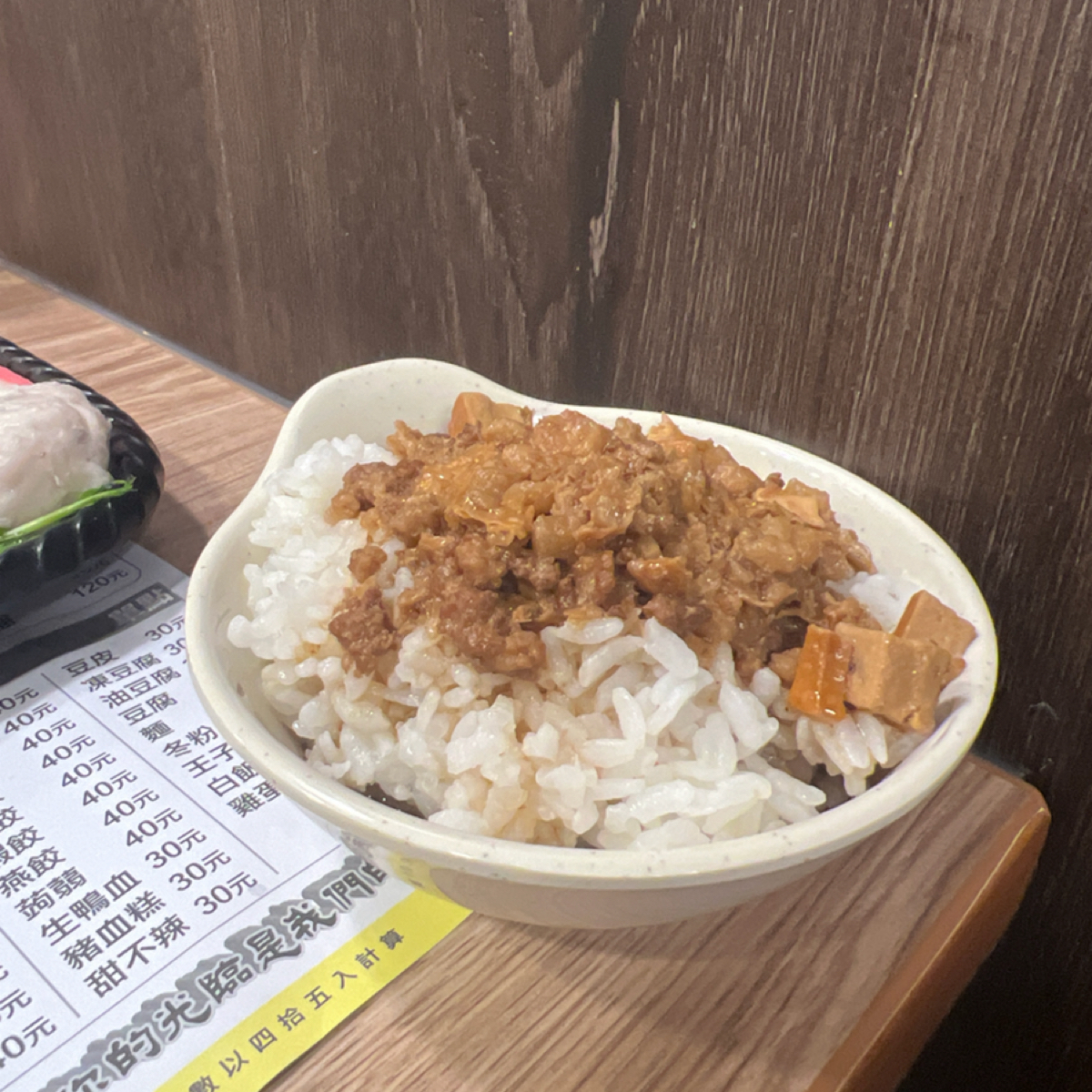 寶神日式涮涮鍋 基隆大武崙店 的餐點圖片：滷肉飯真的超讚 由Kama Lin 拍攝