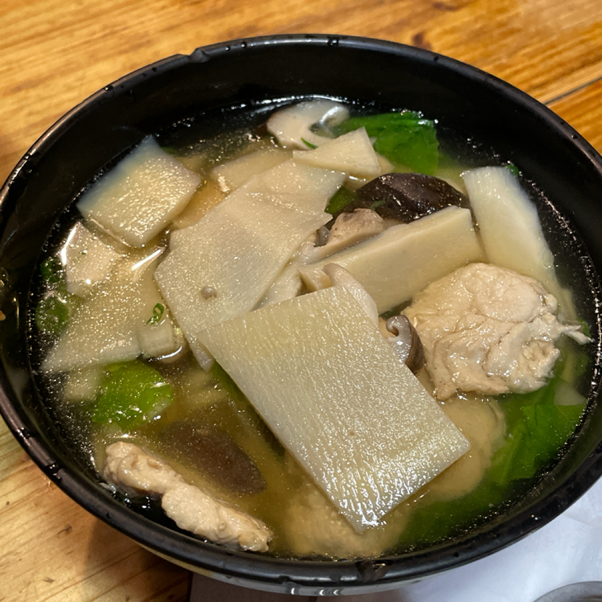 Meal image of 采岳軒重慶抄手麵食: 鮮菇雞麵(湯) NT$115 shot by Freddy Liu