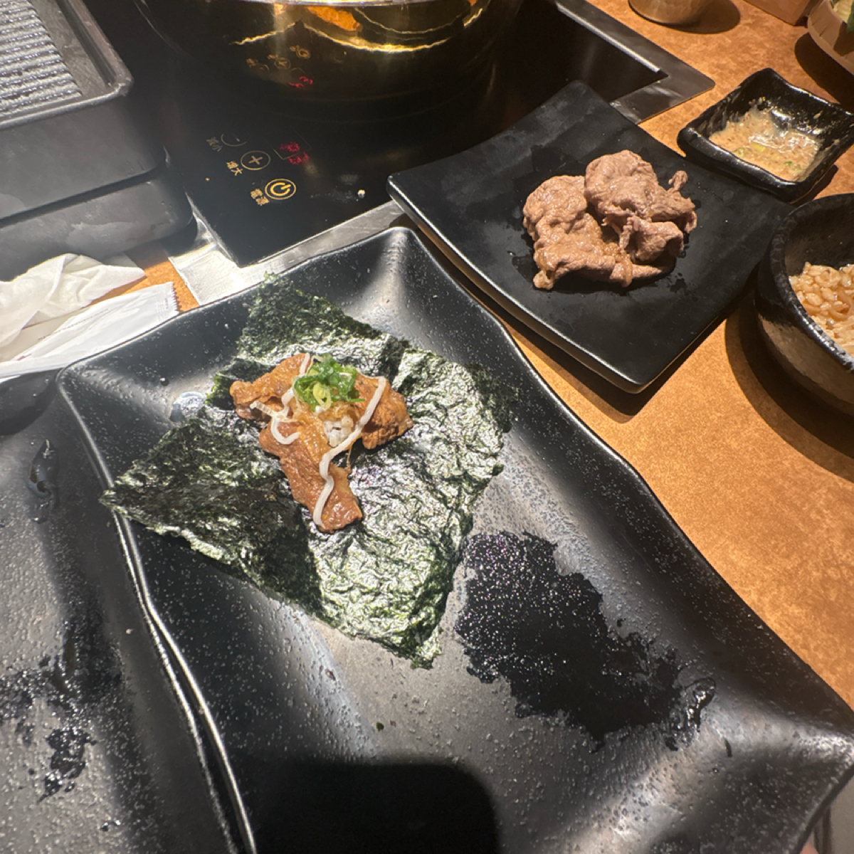 本燔寿喜烧·涮涮鍋 のレストランの写真：這是可以跟店員加點的牛壽喜手捲。 byYu Wen o(｀ω´ )o 💫 