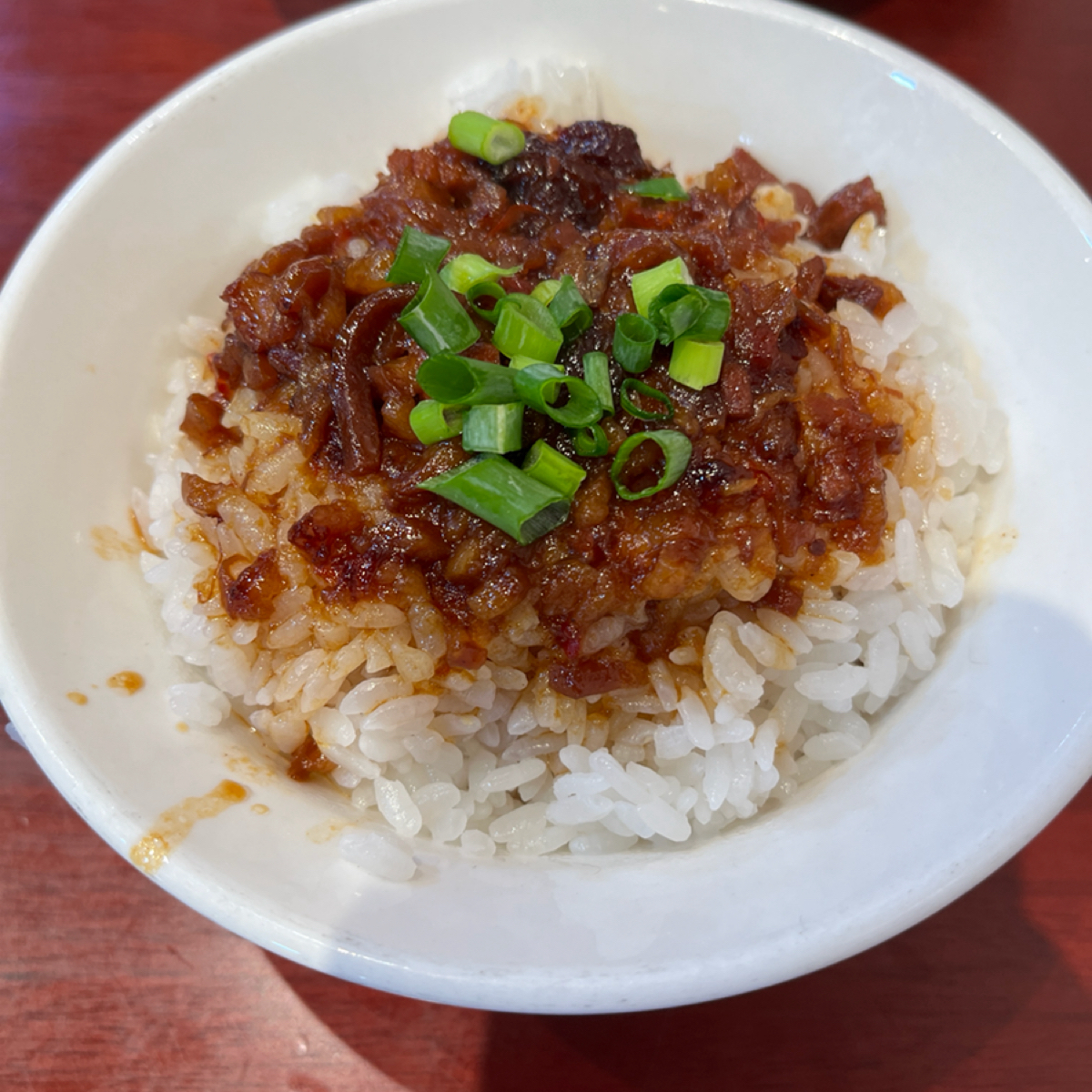 鬍鬚張魯肉飯(美食文化館) のレストランの写真：新餐點，霸王麻瘦飯大碗，新臺幣$64元，辣味比較重，把魯肉味給壓掉了，個人吃起來比較喜歡滷肉飯的味道 by打工仔 