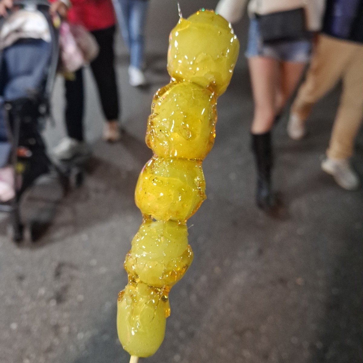 Meal image of 糖葫蘆: 我個人比較偏好葡萄糖葫蘆。
以他們家而言，葡萄本身偏甜，糖衣偏厚，吃著很脆很甜，雖然有些黏牙，但個人 shot by 美食肥之豬