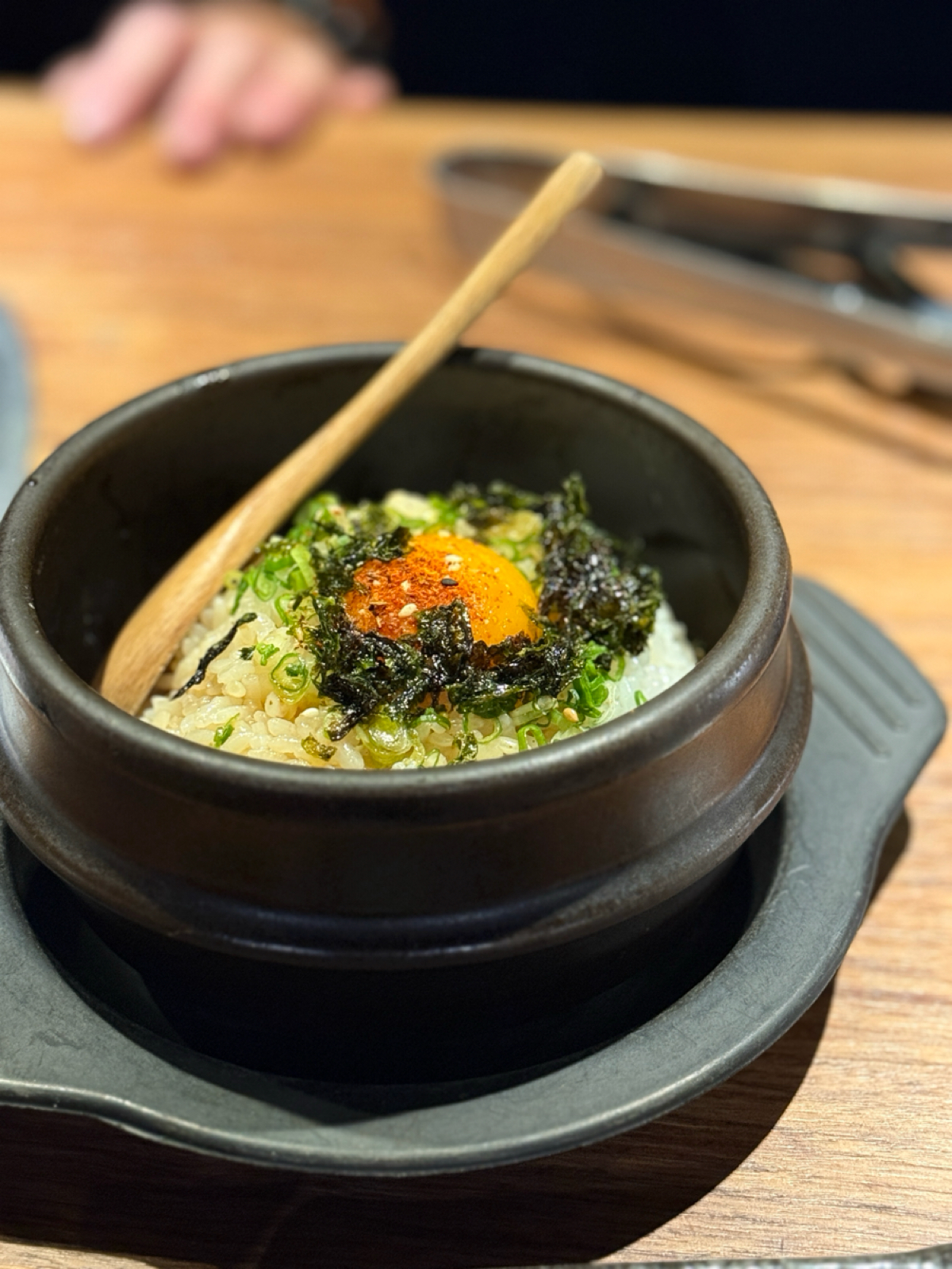 上吉燒肉 的餐點圖片：✧ 月見拌飯 $140

就是非常標準的 TKG（Tamago kake gohan）
雞蛋拌飯淋上 由阿波卡 拍攝
