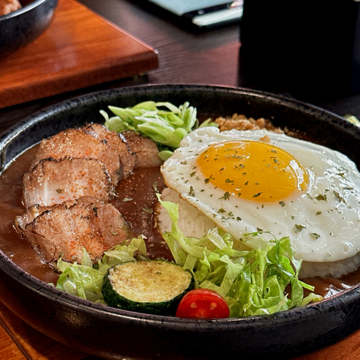 Meal image of 天菜咖哩Tienfood 秘制熟成咖喱專賣: 🍛橙香豚咖哩 $250

薄切五花肉，大約有 6-7 片，肉片本身有浸酒調味過，可以吃到類似高粱的 shot by 阿波卡