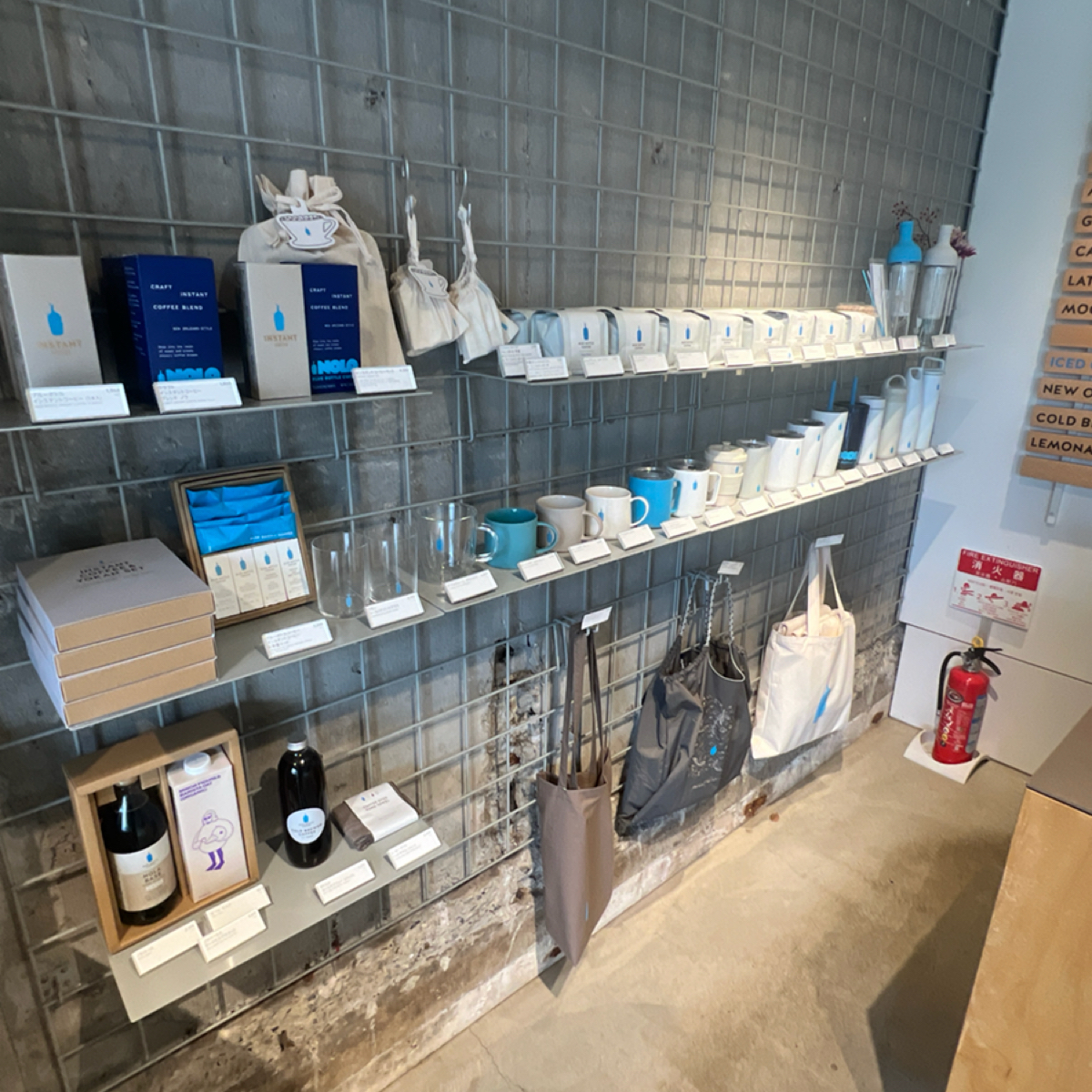 ブルーボトルコーヒー 池袋カフェ の雰囲気の写真：還有賣周邊 by七咪 