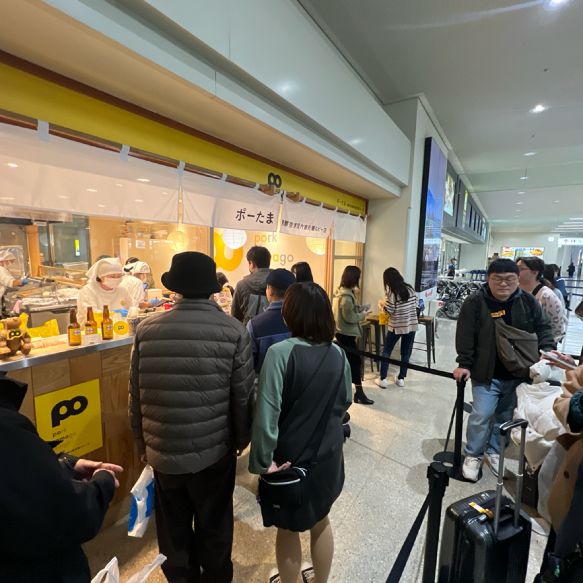 Vibe image of ポーたま 那覇空港国内線到着ロビー店: 排隊人潮 shot by 七咪