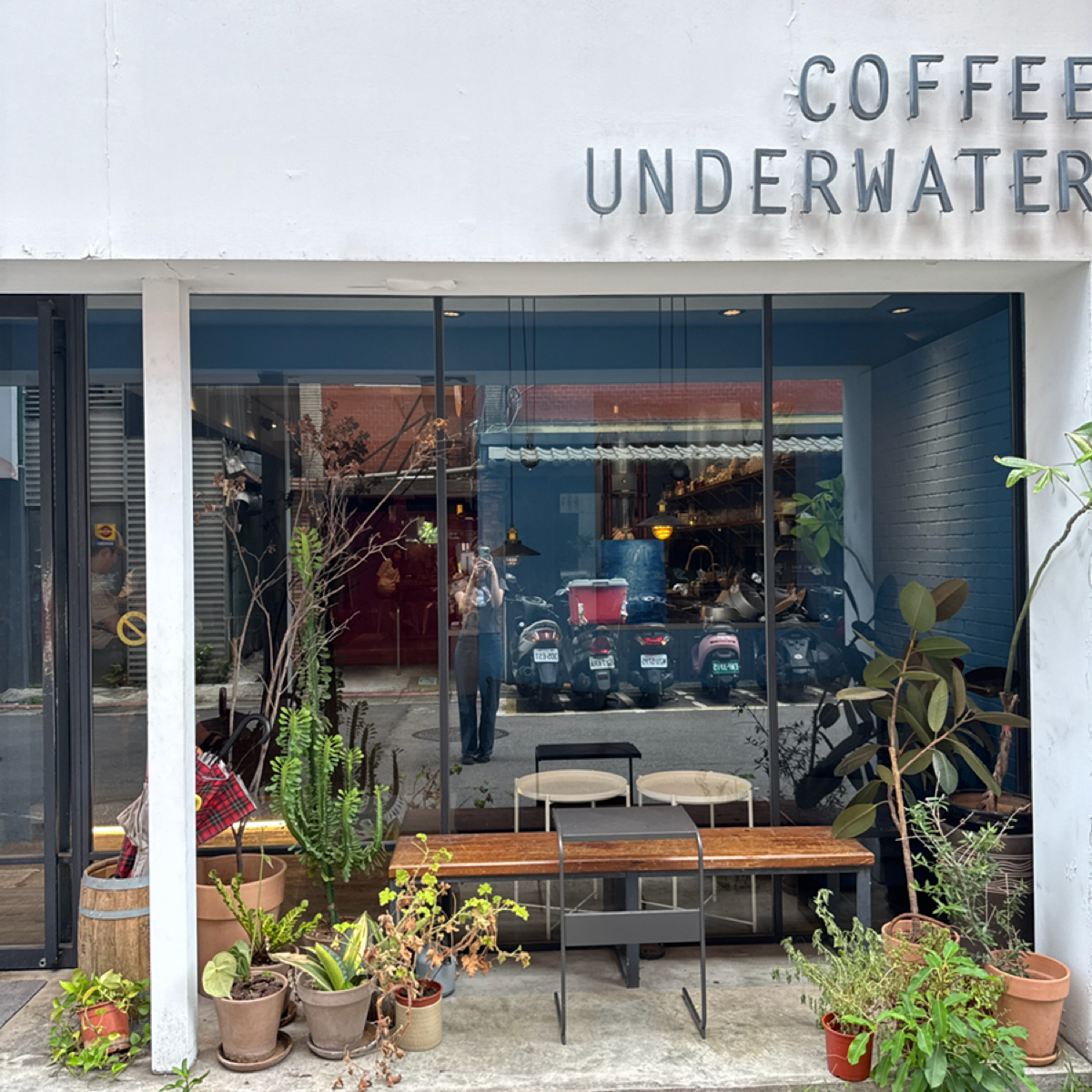 Coffee Underwater 的外觀氛圍圖片：店外蠻可愛的 由飲料王 拍攝