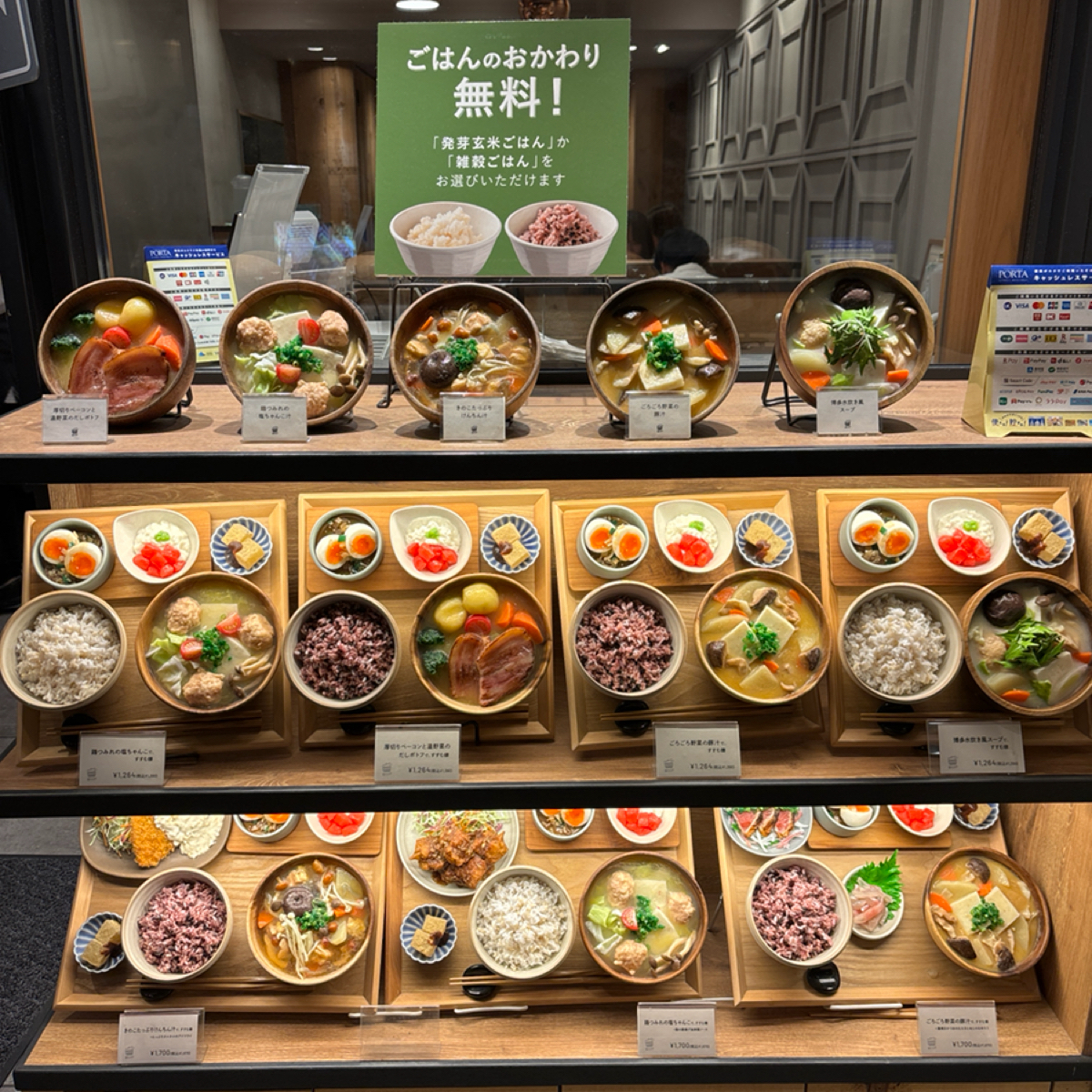 Vibe image of ごはんすすむ 横浜ポルタ店: 門口的模型看起來就很好吃，而且真的很還原喔！ shot by 秋桑