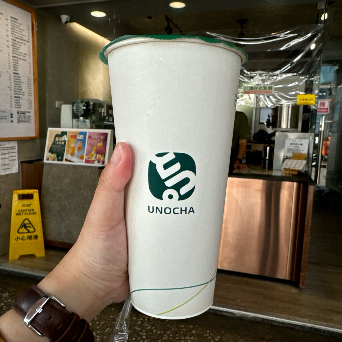 烏弄原生茶飲 台北公館店 的餐點圖片：紙杯上的品牌logo 由小青蛙🐸 拍攝