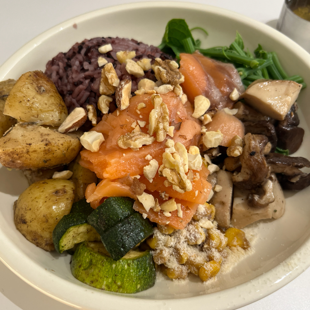 果実法式輕食碗 Growth balanced bowl のレストランの写真：我的鮭魚碗，那個烤馬鈴薯超好吃！ by阿官 