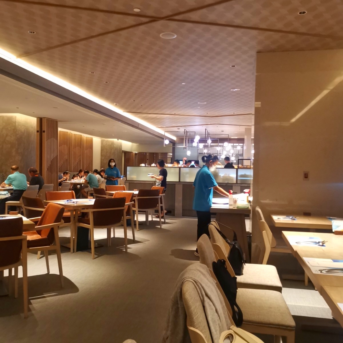 Vibe image of 日月潭力麗溫德姆溫泉酒店 饗沐 全日餐廳: 整個環境很木質明亮的咖啡色風格，吃起來很舒適。 shot by ㄚ米美食記