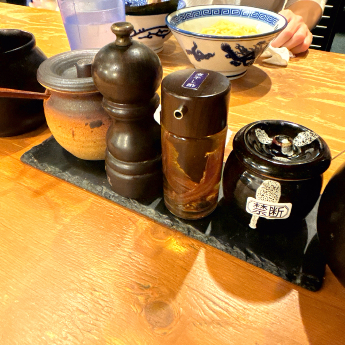 Meal image of 麺や兼虎 天神本店: 有醋、大蒜、胡椒等佐料 shot by 秋桑