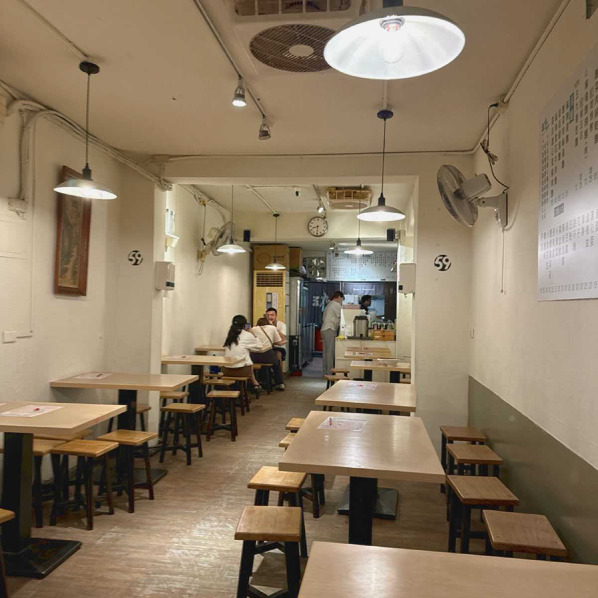 Vibe image of 五九麵館: 店內呈狹長型，櫃檯在最裡面 shot by Jacker