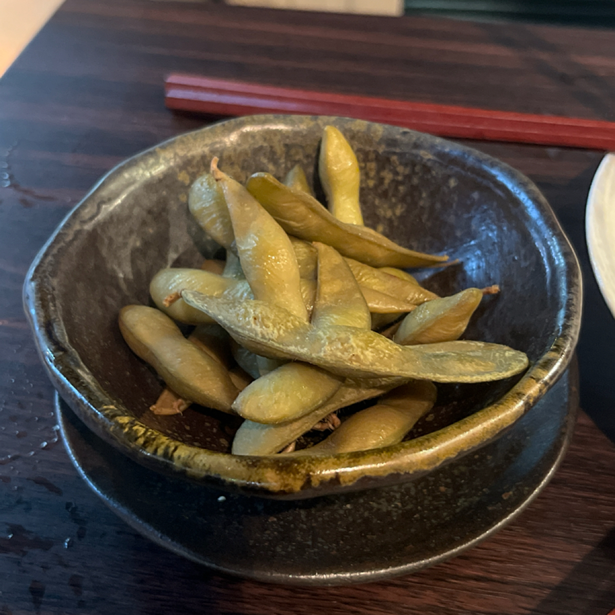 燻製とクラフトビールのお店 燻 のレストランの写真：其貌不揚但超級好吃的毛豆！他是煙燻的，滿滿的煙燻味，必點！ by阿官 