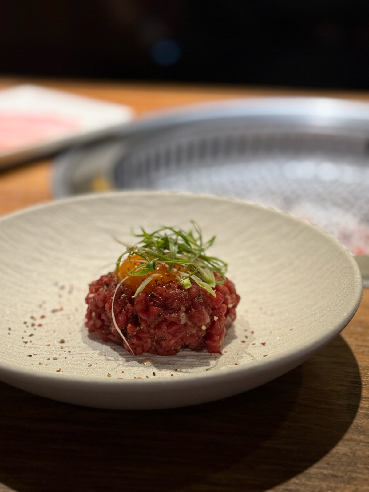上吉燒肉 的餐點圖片：✧ 和牛生牛肉 $380

生牛肉直接加上蛋黃液跟蔥花絲，佐以些許調味，很好看的擺盤。 由阿波卡 拍攝
