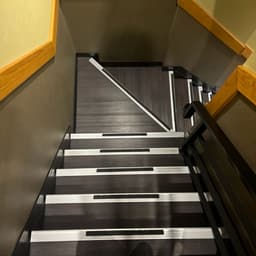 二樓樓梯有點抖注意安全
