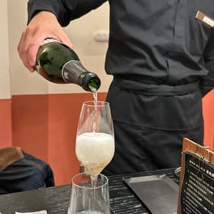 吃富錦樹就是要配香檳啦！
服務生會隨時進來倒香檳及氣泡水，服務專業👍