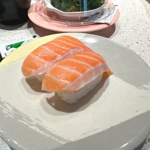 鮭魚握壽司，2貫一盤40元，CP質很高！