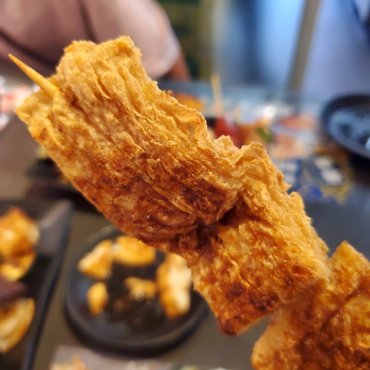 Meal image of 夜燒碳烤居酒屋 建行店: 🔸️ 豆包 $33
這個食材真的很考驗火候掌握的功力
看著金黃表面就知道師傅不簡單！
咬下去每口都 shot by 吃貨胖胖