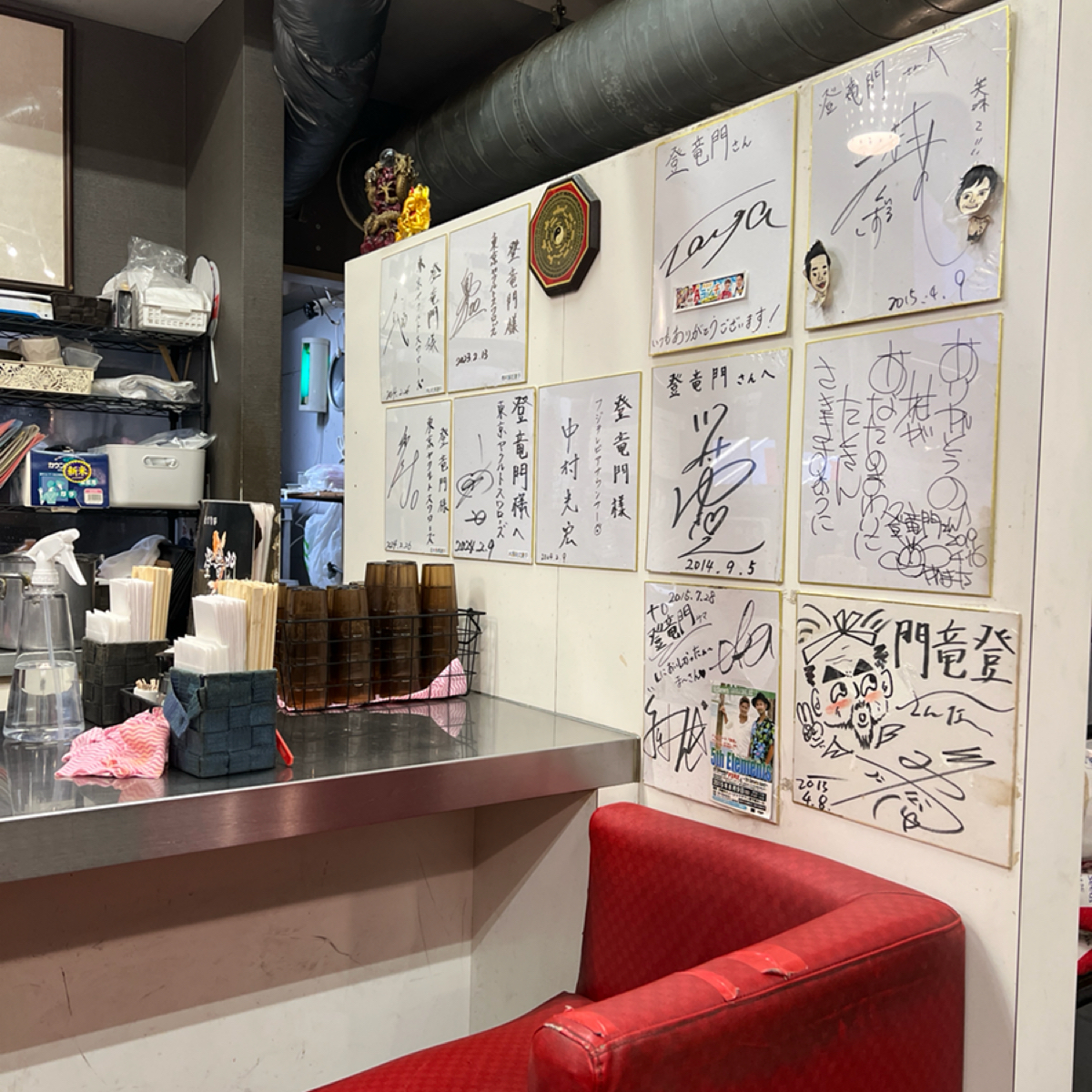 登竜門  那覇本店 の雰囲気の写真：店內簽名牆 byRyan•X 