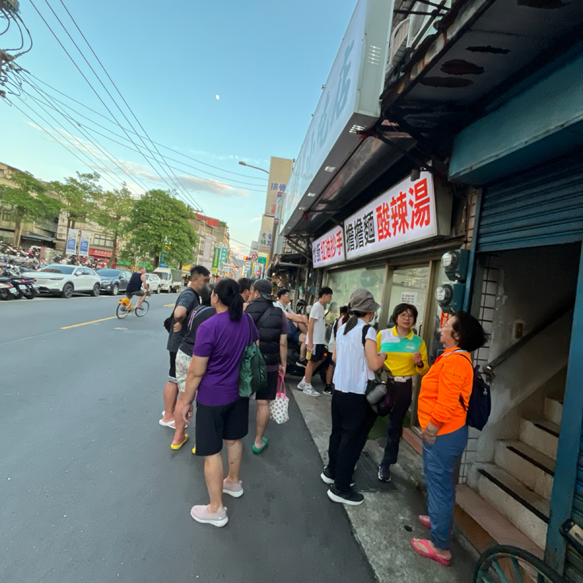 丰清揚小吃店 の雰囲気の写真：假日時段都很多人排隊，還沒5:30就有人在排了 by打工仔 