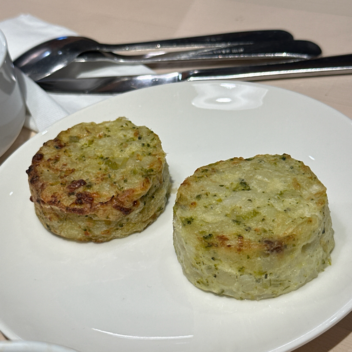 IKEA 瑞典餐廳 新莊店 的餐點圖片：蔬菜馬鈴薯餅 $59&#x2F;2入
🌕🌕🌕🌕🌗
這個也是跟雞翅放在同一區可以自助夾，這道餐點也是榮 由阿波卡 拍攝