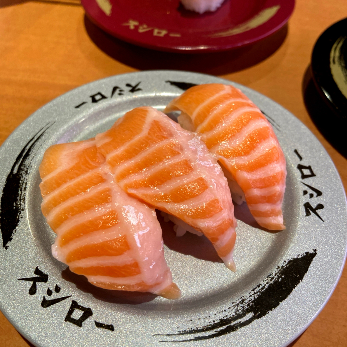 Meal image of スシロー壽司郎 台北民權建國店: 大切生鮭魚（新活動推薦👍）
之前是兩貫60，這次多了一貫加量不加價！大切片吃起來和薄片生鮭魚口感真 shot by 每個人都在找他的貓