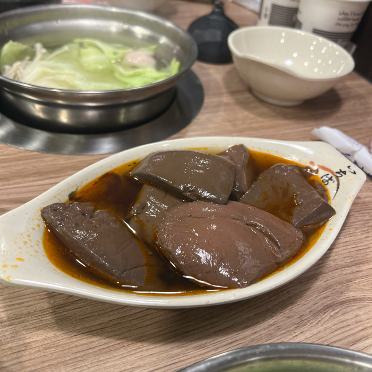 寶神日式涮涮鍋 基隆大武崙店 的餐點圖片：鴨血$50這樣誠意滿滿
而且鹹香適當，有點麻辣超下飯 由Kama Lin 拍攝