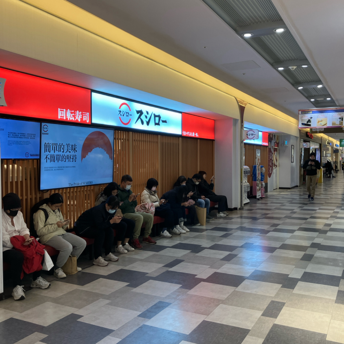 スシロー壽司郎 台南南紡店 の雰囲気の写真：過晚餐時段還是大排長龍 byGG 