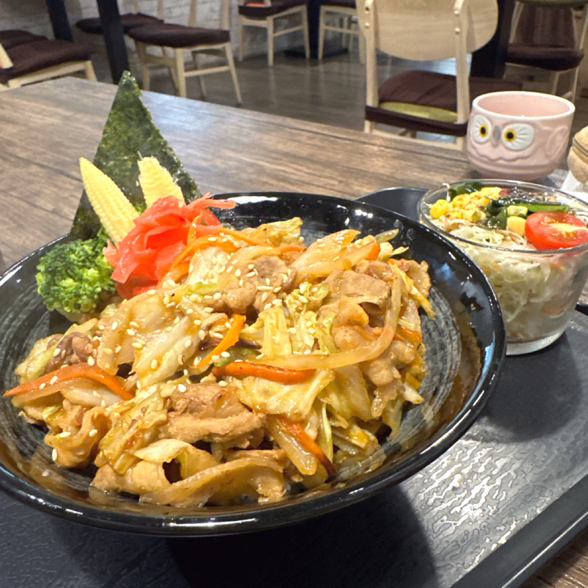 跩跩的窩 燒肉丼 カレー 的餐點圖片：味噌豬肉丼套餐 由阿波卡 拍攝