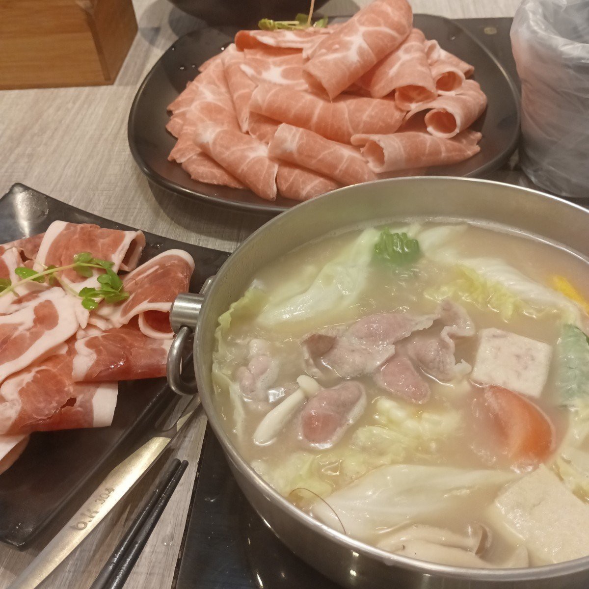 樂釜 LOVE HOT POT 極上鍋物 徐匯店 的餐點圖片：我點的是胡椒鍋，湯底有很濃的胡椒味，偏鹹帶點小辣，但我蠻愛的 由良牙 拍攝
