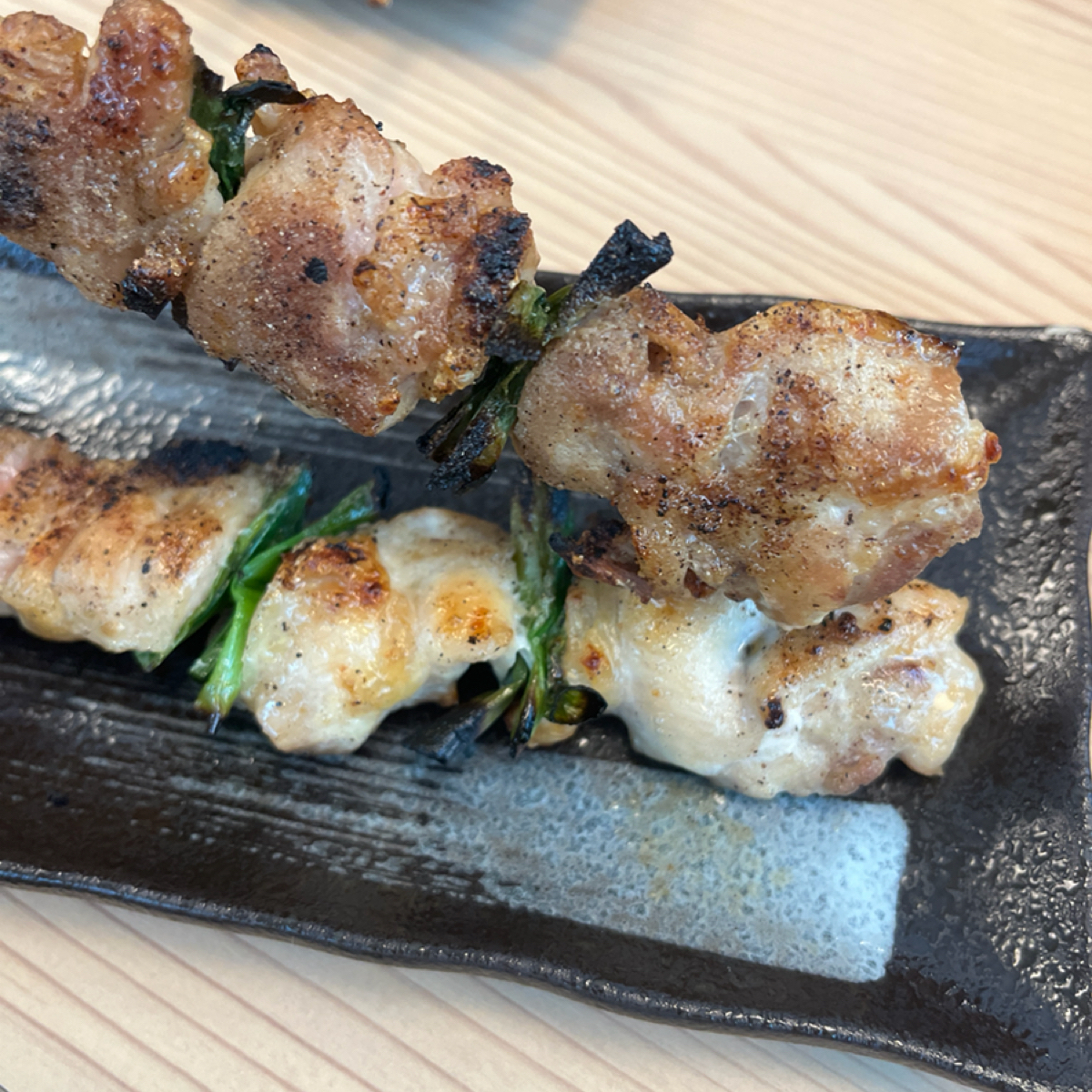 鳥貴族 Torikizoku 新光三越台北南西店 的餐點圖片：貴族燒雞腿串椒香 由珍珠奶綠 拍攝