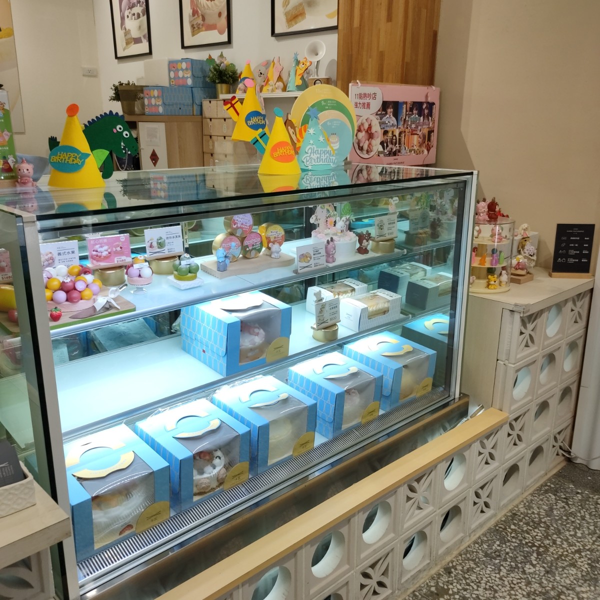 Vibe image of 卡瓦蛋糕｜中和建三店: 整個櫃子 shot by money money