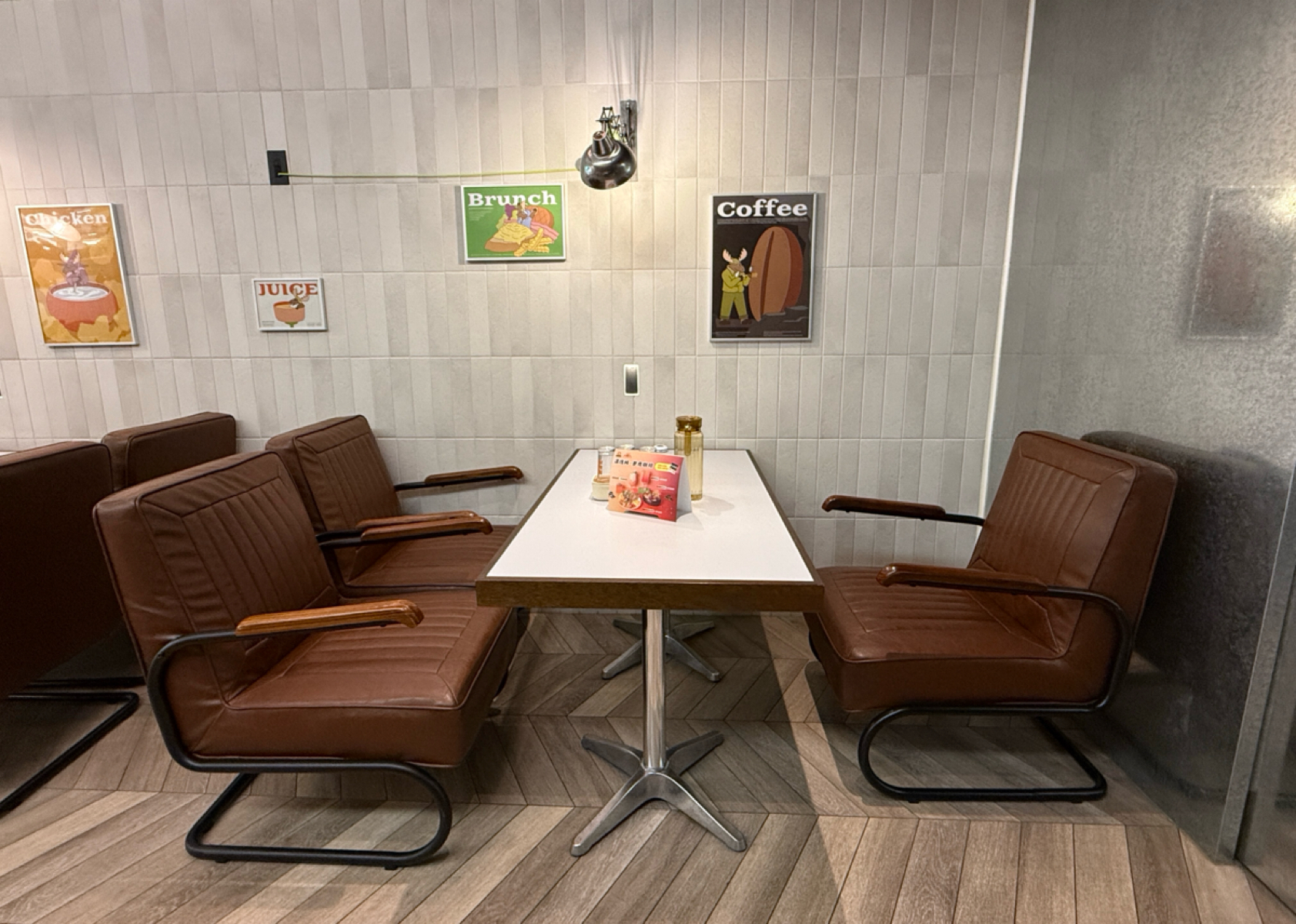 夢鹿咖啡 Cafe Moose 三重店 の雰囲気の写真：沙發座位區很讚，牆上的畫都是夢鹿咖啡自繪的可愛海報 by阿波卡 