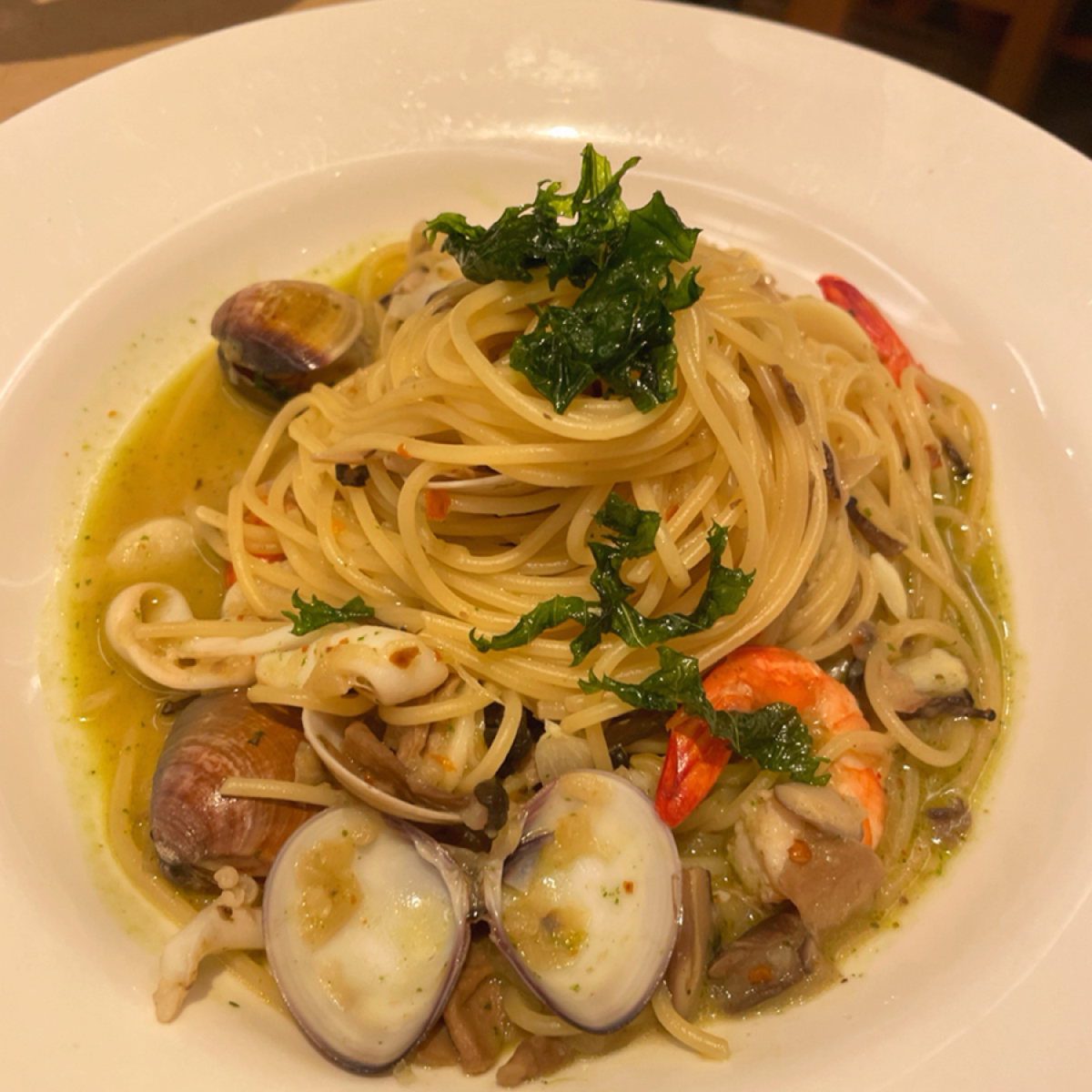Meal image of Neverland Lite: 紫蘇蒜香辣味海鮮義大利麵 $390（單點價）

這道餐上來我有一點嚇到，
嚇到的部分大概是…有點照騙 shot by 一刻又一嗑