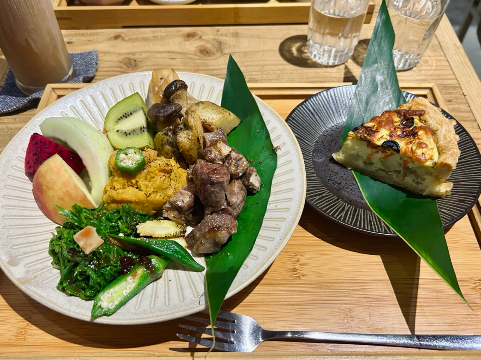 橋chiao のレストランの写真：➰長濱月桃海鹽炙燒牛肉
     雞肉鹹派330+10

輕食餐盤沒有白飯🍚採用地瓜泥代替🍠
牛 byShiny 