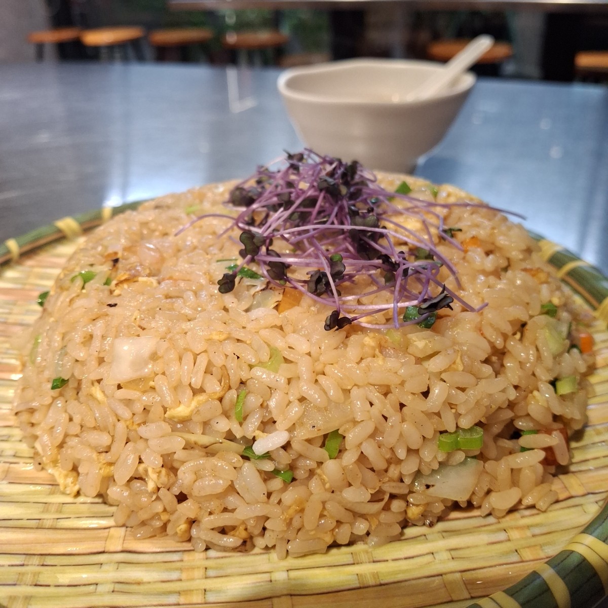 金亭味炒飯專賣 のレストランの写真：飯端上桌時還不錯看，紫色的菜不知道叫啥（對不起我沒有在認菜），但沒什麼味道。

飯炒得粒粒分明，會有 by美食肥之豬 