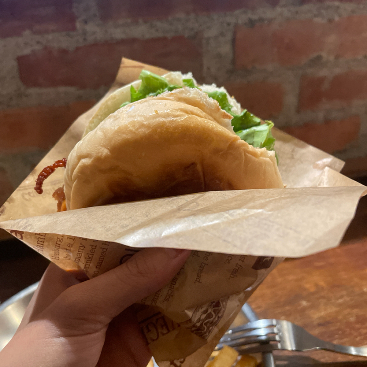 13 burger のレストランの写真：店家會附紙袋，貼心～ by乃子過日子 