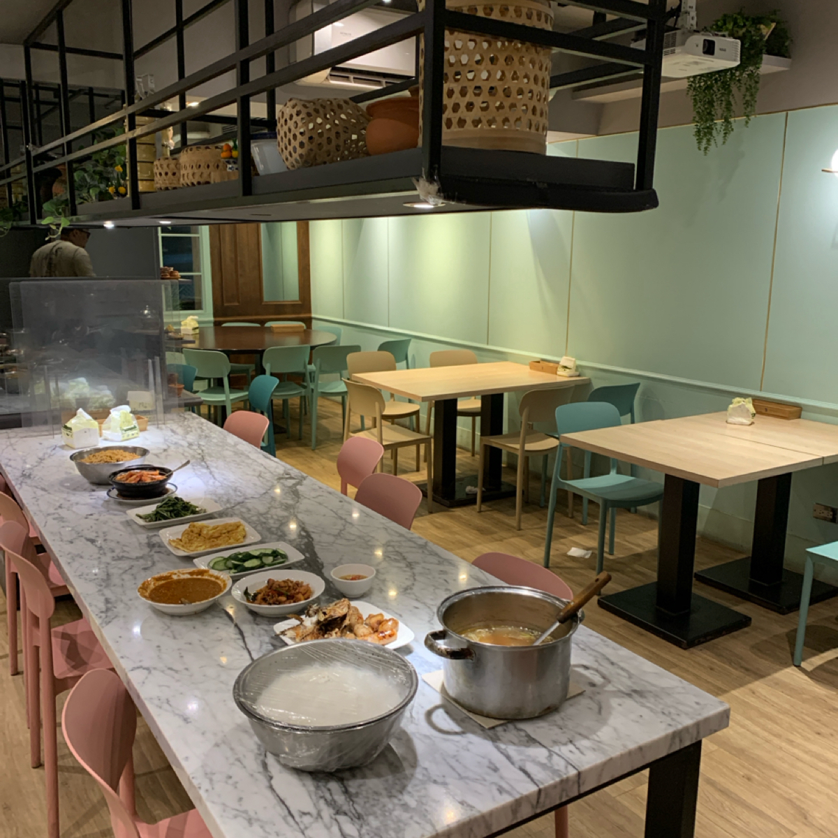 P.Ming泰式廚坊 の雰囲気の写真：即將打烊，員工準備用餐的樣子。 byFood Scouter 