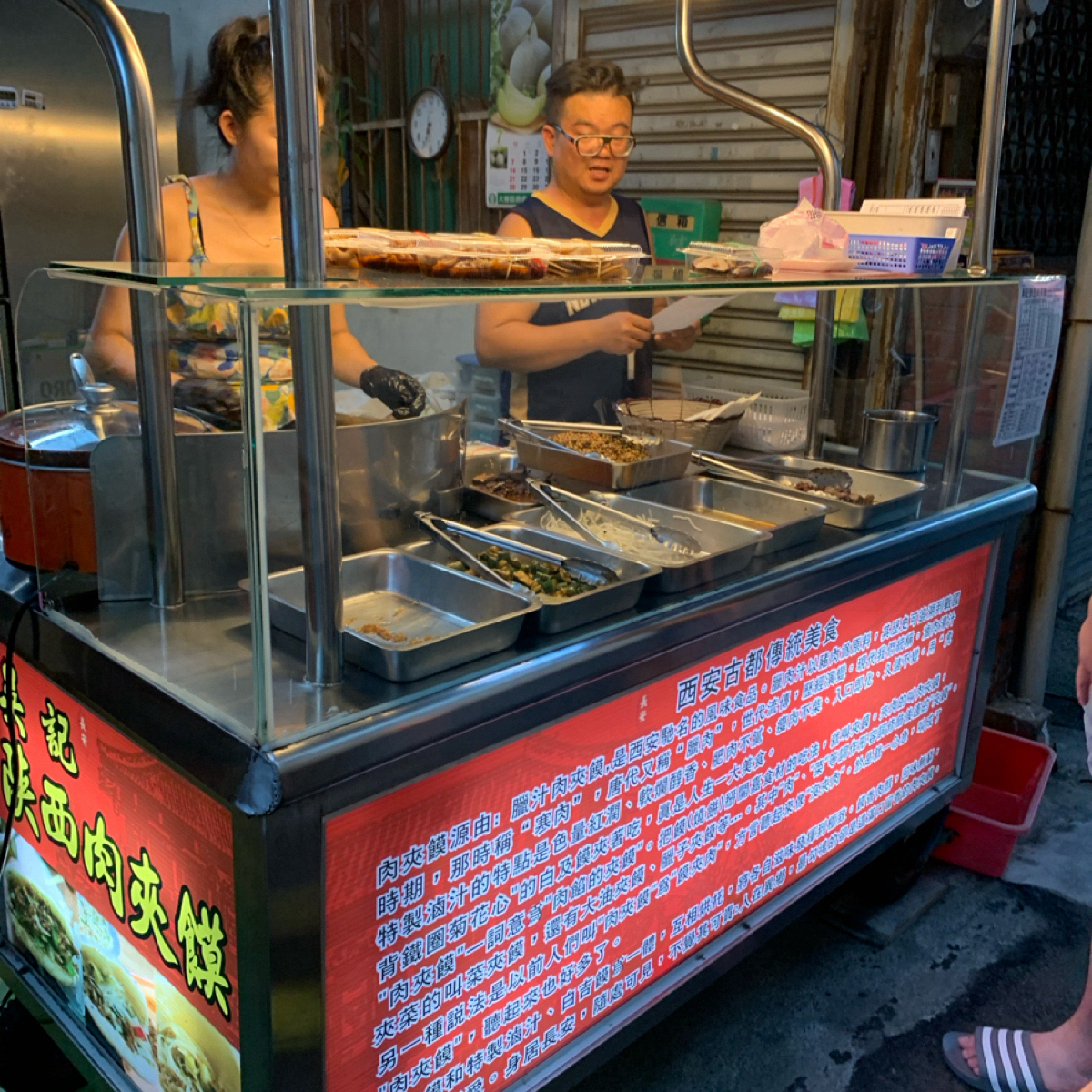 Vibe image of 吳記陝西肉夾饃: 小攤位 
老闆看起來有點厭世😂（可能太累？
老闆娘很熱情 shot by 嚶嚶美代子