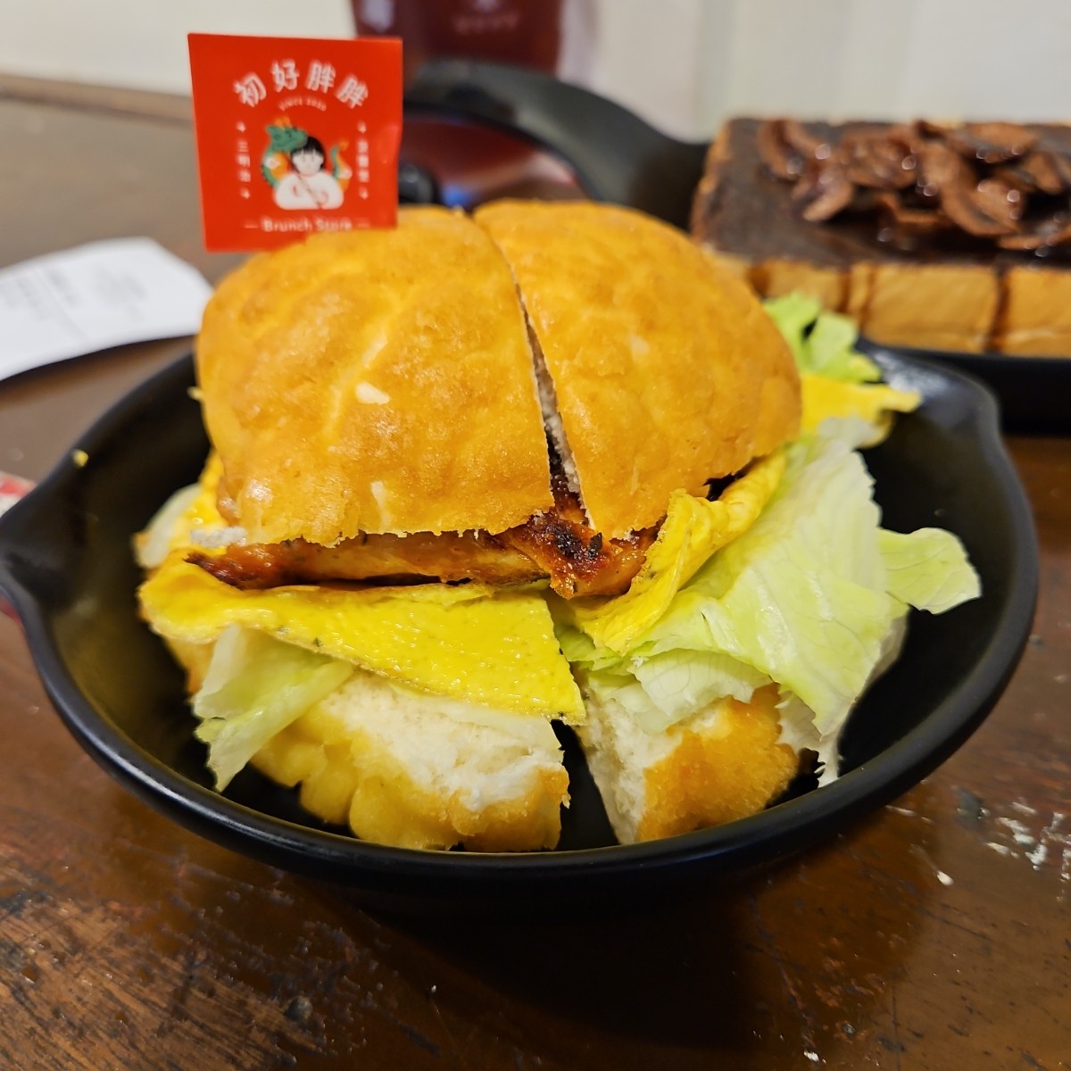 初好胖胖 早午餐 中壢總店 のレストランの写真：有點辣雞腿排菠蘿堡 by姿瑜 